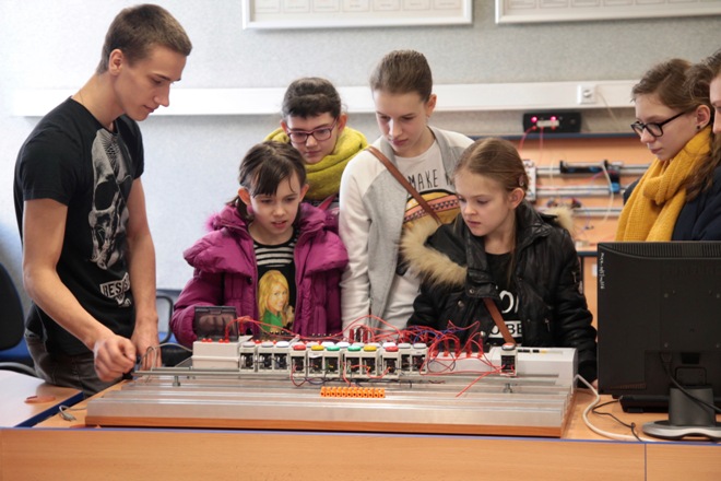 Ponad 850 uczniów wzięło udział w interaktywnym spotkaniu z nauką i techniką w ZSZ, materiały prasowe ZSZ Wodzisław Śląski